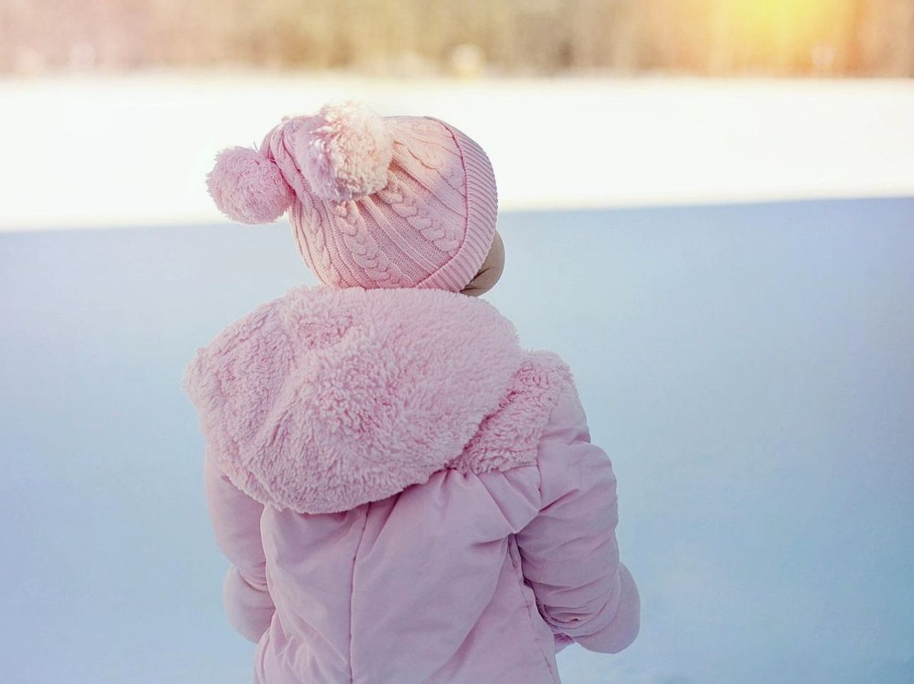 Trilha vazia sob céu cinzento que anuncia neve